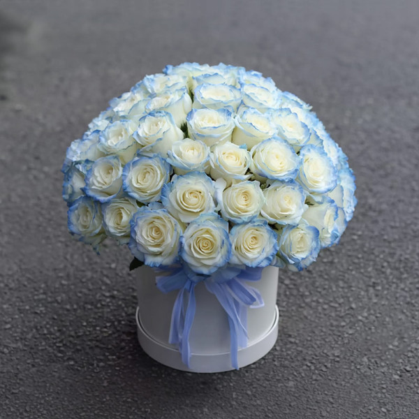 「雪吻冰藍」— 白玫瑰與海霧的月光詩​