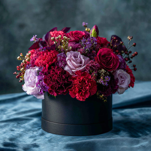 玫霧絮語」— 康乃馨與玫瑰的暮色詩