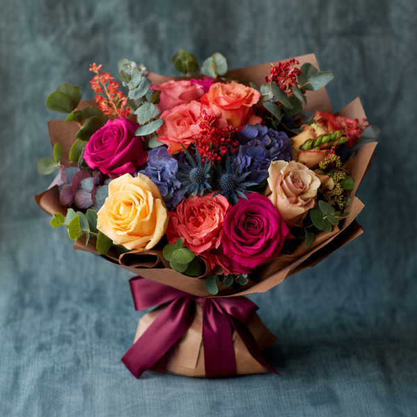 「虹霓絮語」— 繽紛玫瑰與漿果的夢幻詩​