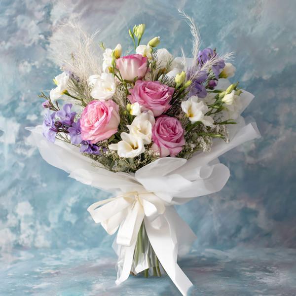 「粉霧山茶」— 玫瑰與洋桔梗的晨光詩​