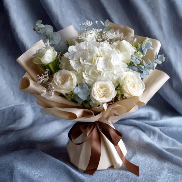 「素雪雲謠」— 白玫瑰與繡球的冬之詩​